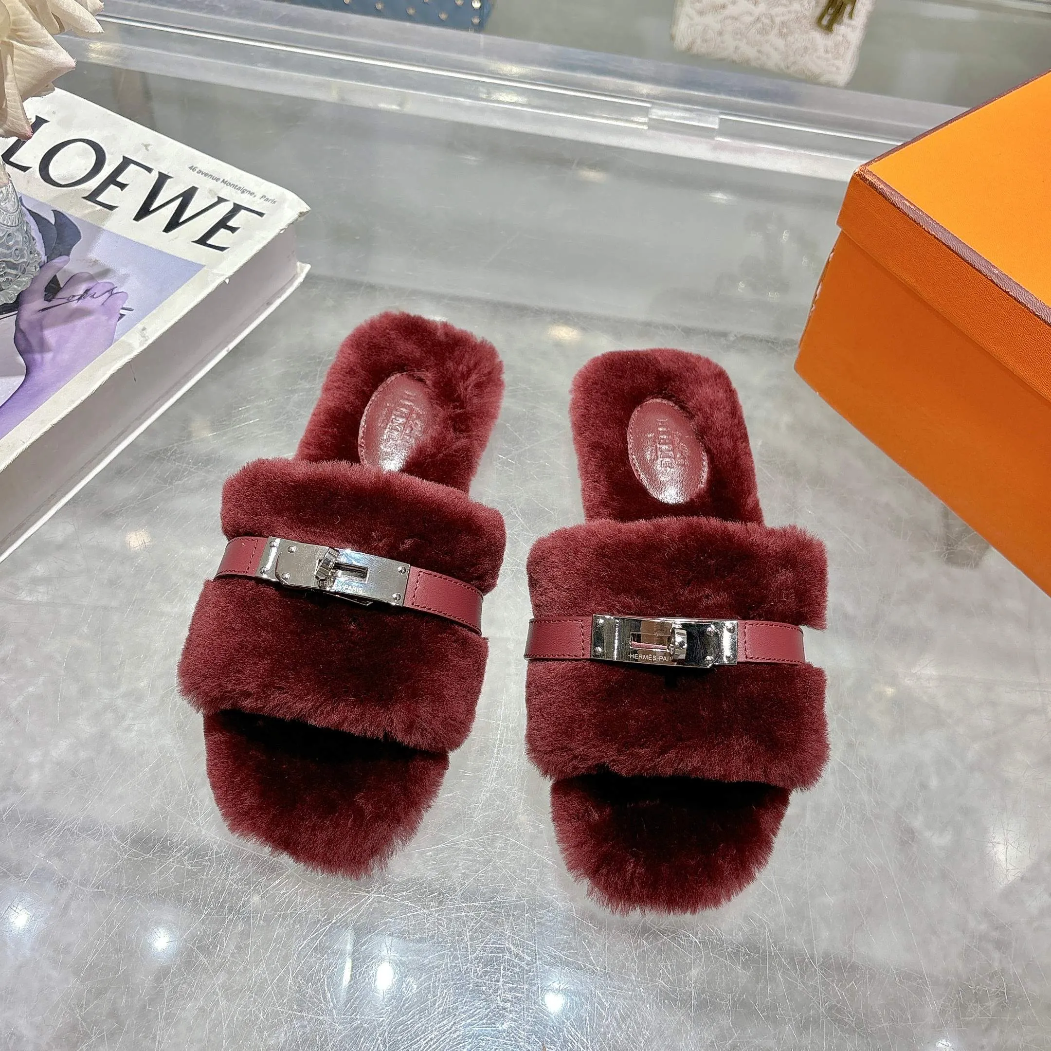 👟👟Ex-factory price 500👟👟 Purchasing agent level Hermes Hermès second uncle hair slippers are in stock all year round. 2025 new and new colors official website, Xiaohongshu synchronizes the latest color matching Hermès hot models are hot online, upgraded workmanship, high quality! Fashionable small wool H-trailers, autumn and winter style flat-soled wool mop, can be customized without standard, non-refundable and non-exchangeable. Fabric: Imported lamb's roll real wool. Lining: Imported lamb's roll real wool. Outsole: Genuine leather outsole. Size: 35-43, [Note: 41, 42, 43 customized]